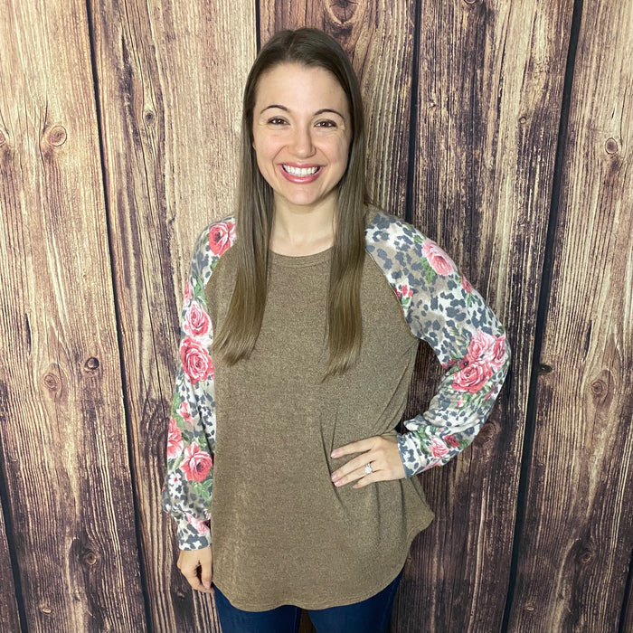 HONEYME MOCHA TOP W/FLORAL LONG SLEEVES